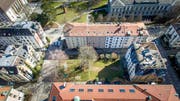 Die Pensionskasse will die linke Hälfte der Wiese überbauen. Die Bewohner wehren sich jedoch gegen das Projekt. (Bild: Michel Canonica/Benjamin Manser)
