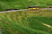 Ein Postauto von Giswil unterwegs auf die Mörlialp. (Bild: Nadia Schärli, Giswil, 16. Juli 2010)