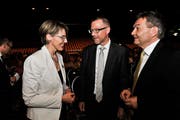 Die TKB-Sprecherin Anita Schweizer mit CEO Heinz Huber und Bankratspräsident René Bock bei der Partizipantenversammlung 2016.