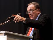 Auktionator Pierre Koller (1924-2019) bei einer Versteigerung von 400 Bankobjekten im Jahr 2001 in Zürich. (Bild: KEYSTONE/FRANCO GRECO)