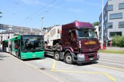 Lastwagen gegen Linienbus in der Haltestelle Stahl. (Bilder: Stadtpolizei St.Gallen - 26. Juni 2019)