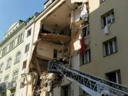 Nach einem Hauseinsturz in Wien haben die Sicherheitskräfte bereits Todesopfer gefunden. (Bild: KEYSTONE/APA/APA/KEVIN HOFMANN)