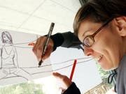 Die Künstlerin Zilla Leutenegger, hier beim Zeichnen im Jahr 2004, zeigt in der Klosterkirche Bellelay bis 9. September 2019 die Arbeit «L'ouest ou l'est». (Bild: Keystone/STEFFEN SCHMIDT)