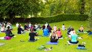 Ein Angebot von St.Gallen erwacht: Frühmorgendliches Yoga auf der Liegewiese im Familien- und Frauenbad auf Dreilinden. (Bild: PD)