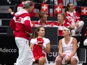 Für das Schweizer Fed-Cup-Team mit Captain Heinz Günthardt (links) kann die Zielsetzung nur Budapest heissen (Bild: KEYSTONE/ANTHONY ANEX)