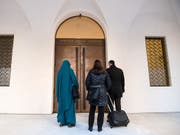 Die Umsetzung der Massnahmen gegen Radikalisierung verläuft laut einem Bericht insgesamt zufriedenstellend. Im Bild eine mutmassliche Dschihad-Reisende (links) vor ihrem Prozess am Bundesstrafgericht Bellinzona. (Bild: KEYSTONE/TI-PRESS/GABRIELE PUTZU)