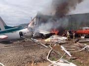 Beim Flugzeugunglück in Nischneangarsk kamen zwei Personen ums Leben. Weitere 43 Insassen der Maschine überlebten. (Bild: KEYSTONE/AP Russian Emergency Ministry)