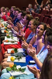 62 Primarlehrpersonen und 26 Kindergarten- und Unterstufenlehrkräfte hatten Grund zum Feiern. (Bild: Christian H. Hildebrand, Zug, 27. Juni 2019)