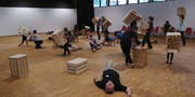 Selbst Obstkisten finden im Proberaum der Dätwyler AG einen inszenatorischen Nutzen für die Tellspielgemeinschaft. (Bild: PD)
