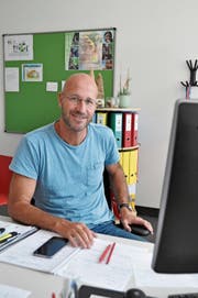 Christian Rufer fühlt sich wohl im Büro des Schulratspräsidenten von Ebnat-Kappel. (Bild: Sabine Camedda)