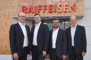 Von links: Niklaus Annen, Leiter Backoffice, Thomas Schneider, neuer Leiter Vertrieb, Bruno Bissig, der aus der Bankleitung austritt und Theo Arnold, Vorsitzender der Bankleitung der Raiffeisenbank Schächental. (Bild: PD)
