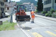Schatten ist für die Strassenarbeiter rar. (Bild: Philipp Wolf)