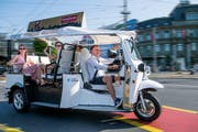 Pascal Aregger mit seinem E-Tuk-Tuk unterwegs in der Stadt Luzern. (Bild: Eveline Beerkircher, 26. Juni 2019)