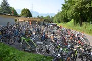 Der Veloparkplatz war bereits am Dienstag Nachmittag voll und so reihten sich Dutzende von Velos der Strasse entlang. (Bild: Alexandra Gächter)