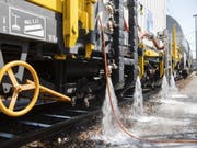 Die SBB hat den Prototyp eines Heisswasserspritzfahrzeuges zur Bekämpfung von Unkraut im Gleisbereich vorgestellt. Damit will die SBB erreichen, dass sie künftig kein Glyphosat mehr einsetzen muss. (Bild: Keystone/ENNIO LEANZA)