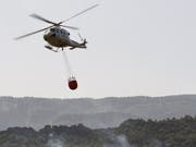 Die Feuerwehr bekämpft die Flammen auch aus der Luft mit Lösch-Helikoptern. (Bild: KEYSTONE/EPA EFE/DAVID AGUILAR)