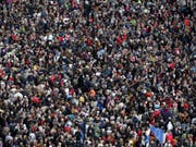 Die Einwohnerzahl in Deutschland überstieg im vergangenen Jahr erstmals die 83-Millionen-Grenze - auf dem Bild eine Menschenmenge auf einer Kreuzung am Boulevard Unter den Linden in Berlin. (Bild: KEYSTONE/AP/Markus Schreiber)