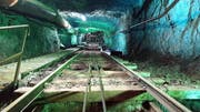 Mit zwei Gesenkbahnen (hier kunstvoll beleuchtet) wurde das Erz nach Naus hochgezogen.