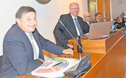 Der alte (Peter Steinegger, links) und der neue Präsident Othmar Büeler strahlen. (Bild: Andreas Seeholzer / Bote der Urschweiz)