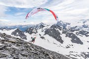 Christian «Chrigel» Maurer, der Sieger von Red Bull X-Alps 2019, beim Start auf dem Titlis. (Bild: Harald Tauderer/PD, Engelberg 21. Juni 2019)