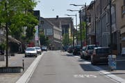 Die sonst so belebte Bahnhofstrasse ist am Donnerstagnachmittag fast ausgestorben. Selbst auf der Schattenseite der Einkaufsstrasse findet man ohne Probleme noch Parkplätze. (Bild: Manuel Nagel)