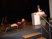 Von der Gemeinde Stans vertreten durch Gemeindepräsident Gregor Schwander erhielt die neue Landratspräsidentin einen «ruhigen Ort» mit einem Liegestuhl als Symbol. (Bild: Kurt Liembd, Stans, 26. Juni 2019)