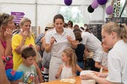 Kinder machen erste Gehversuche als Bäcker. (Bild: Roger Liechti/PD)