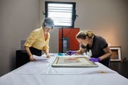 Die Restauratorinnen (links Anita Hoess, rechts Ursula Sattler) prüfen die wertvollen Bilder ganz genau. (Bild: Jakob Ineichen, Luzern, 25. Juni 2019)
