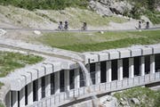 Velofahrer auf der neuen Strecke oberhalb einer Galerie. (Bild: Urs Flüeler / Keystone, Göschenen, 27. Juni 2019)