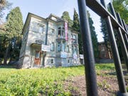 Die Berichterstattung über die Besetzung dieses Hauses in Luzern kommt eine Journalistin teuer zu stehen. (Bild: KEYSTONE/URS FLUEELER)