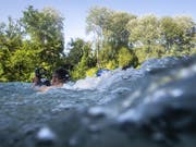 Ein Schwimmer am Donnerstag in der Aare in Bern. (Bild: KEYSTONE/ANTHONY ANEX)