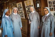 Die Schwestern Cecilia aus Nigeria, Elisabeth aus Polen, Gertrud aus Österreich und Regina aus Indien (von links) leben und arbeiten in Zug. (Bild: Christian H. Hildebrand, 24. Juni 2019)