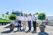 Lidl-CEO Georg Kröll, Ständerat Roland Eberle, Luzerner Ständerat Damian Müller (FDP), Regierungsrat Walter Schönholzer durchschneiden das Band und eröffnen die schweizweit erste Flüssiggas-Tankstelle beim Weinfelder Verteilzentrum. (Bild: Donato Caspari)