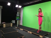 Cindy Amherd von Meteonews moderiert das Wetter im Studio in Zürich-Oerlikon (Bild: Pascal Ritter)