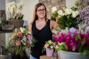 Denise Zemp im Blumenladen Bölsterli in Willisau, wo sie als Floristin arbeitet. (Bild: Philipp Schmidli, 27. Juni 2019)