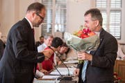 Der neue Obwaldner Landammann Josef Hess (links) nimmt die Gratulation des kurz vor ihm ebenfalls neu gewählten Kantonsratspräsidenten Reto Wallimann entgegen. (Bild: Nadia Schärli, Sarnen, 28. Juni 2019)