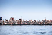 Abkühlung in den Bains des Pâquis am Genfersee: Während der Hitze herrscht an vielen Seen in der Schweiz Hochbetrieb.Bild: Laurent Darbellay/Keystone (Genf, 25. Juni 2019)