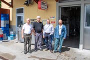 Käser Arnold Bänteli mit seinen Heumilchlieferanten Peter Furger, Franz Frey und Roman Regenscheit. (Bild: PD)