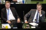 Finanzdirektor Marcel Schwerzmann und Bildungs- und Kulturdirektor Reto Wyss waren an der Klima-Sondersession des Luzerner Kantonsrats vom Montag stille Zuhörer. (Bild: Alexandra Wey/Keystone, Luzern, 24. Juni 2019)