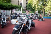 Auch Gisela Bucher darf auf einer Harley Probe sitzen. (Bild: Manuela Jans-Koch, Luzern, 28. Juni 2019)