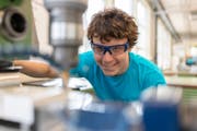 Livio Megnet absolviert die Lehre als Polymechaniker bei der Dätwyler Cabling Solutions AG in Altdorf. (Bild: PD)