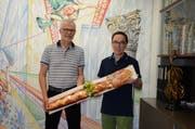Peter Graf (links) übergibt den Pinsel und damit die Firma an Hermann Thoma (rechts). (Bild: Alexandra Gächter)