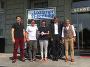 Mitglieder des Vorstands der Interessengemeinschaft Weltoffenes Luzern: Philippe Stutz (Goldschmied Stutz), André Bachmann (Co-Präsident IG), Franziska Bründler (Fidea Design), Mike Hauser (Co-Präsident IG), Stefan Schulthess (SGV) vor dem Lozärner Feedbike (Bild: Fabienne Mühlemann, Luzern, 28. Juni 2019)