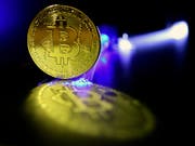Die Wertschwankungen bei der Cyber-Währung Bitcoin haben in der vergangenen Tagen wieder stark zugenommen. (Bild: KEYSTONE/EPA/SASCHA STEINBACH)