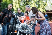 Brigitte Schaub freut sich, auf einer Harley sitzen zu dürfen. (Bild: Manuela Jans-Koch, Luzern, 28. Juni 2019)