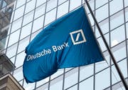 Eine Flagge der Deutschen Bank vor deren Gebäude an der New Yorker Wall Street. (Bild: Mark Lennihan/AP, 7. Oktober 2016)