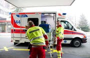 Agieren im Notfall unter grösstem Zeitdruck: Rettungskräfte des Notrufs. (Bild: Corinne Glanzmann, Luzern, 14. Dezember 2015)