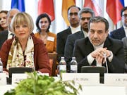 Irans Vizeaussenminister Abbas Araghchi (r) glaubt nicht, dass die bei dem internationalen Treffen in Wien erzielten Fortschritte von Teheran als ausreichend angesehen werden. Links im Bild ist Helga Schmid, Generalsekretärin des Europäischen Auswärtigen Dienstes. (Bild: KEYSTONE/APA/APA/HERBERT NEUBAUER)