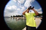 Ein Bademeister bei seiner Arbeit im Lido Strandbad in Luzern. (Archivbild: Luzerner Zeitung)