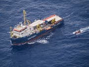 Ein Boot holt zwei Flüchtlinge vom Rettungsschiff Sea Watch 3, das vor Lampedusa blockiert ist. (Bild: KEYSTONE/EPA SEA-WATCH/SEA-WATCH HANDOUT)